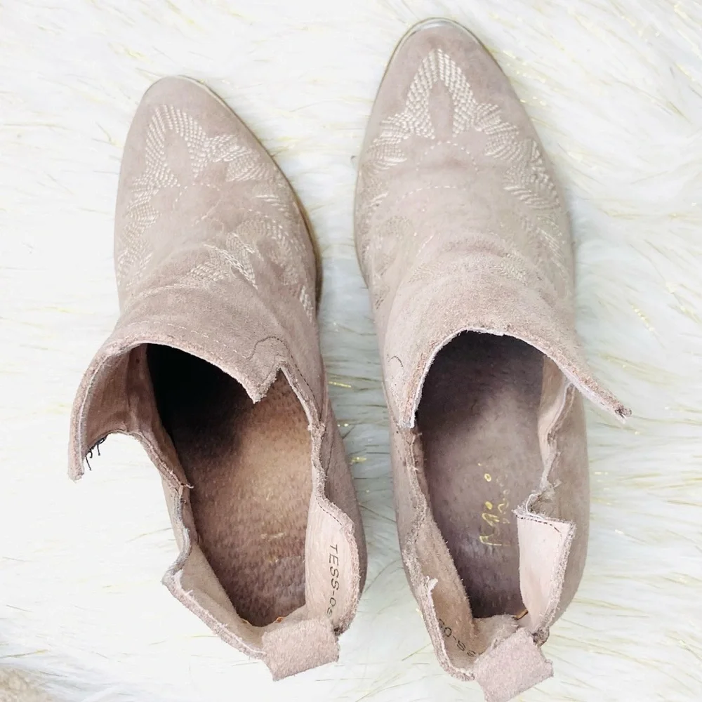 Mi.iM • Tess Faux Suede Embroidered Western Slip on Ankle boot Taupe size 6